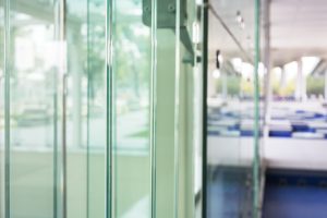 Cum alegi usile din sticla securizata pentru interiorul locuintei